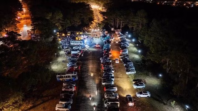 Một đoạn thị trấn Măng Đen về đêm. ẢNH: TRIỆU THANH