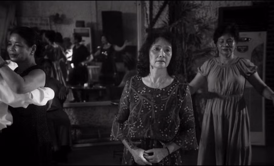 Hoàn toàn ở tông đen trắng, phim "Culi không bao giờ khóc" sẽ là món ăn khác lạ cho khán giả ra rạp dịp cuối năm. (Ảnh: Đoàn phim cung cấp)