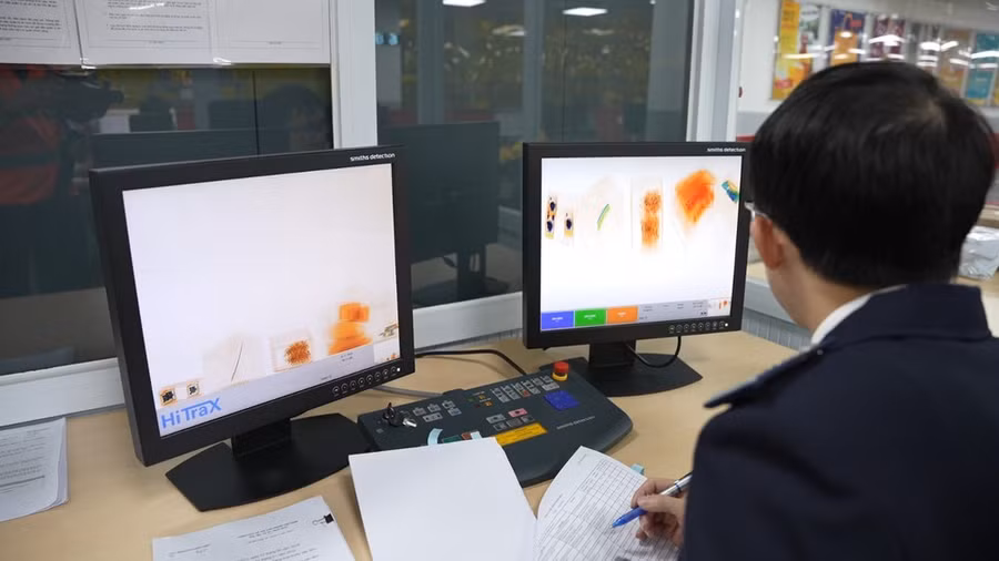 Cơ quan hải quan đang giám sát hàng hóa nhập vào Việt Nam qua kênh thương mại điện tử. Ảnh minh họa