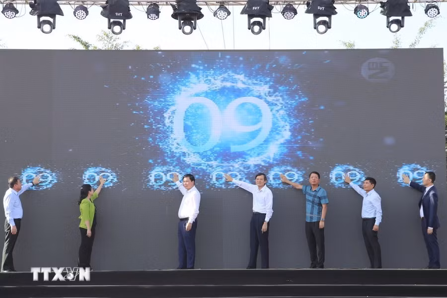 Các đại biểu thực hiện nghi thức khai mạc Lễ hội Khinh khí cầu Tràng An-Cúc Phương năm 2024. (Ảnh: Thùy Dung/TTXVN)