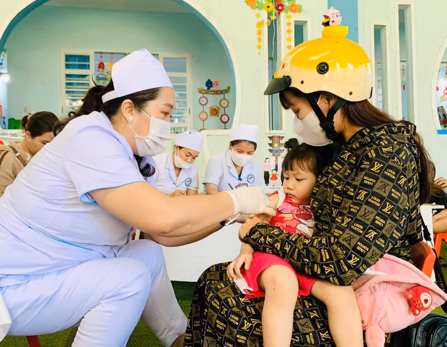 tang-toc-tiem-vac-xin-phong-ngua-benh-soi-bg-5392-3033.jpg