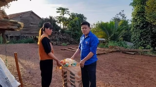 Đặng Phúc Xuân được gọi là "chàng bí thư ve chai". Ảnh: Ân Điền