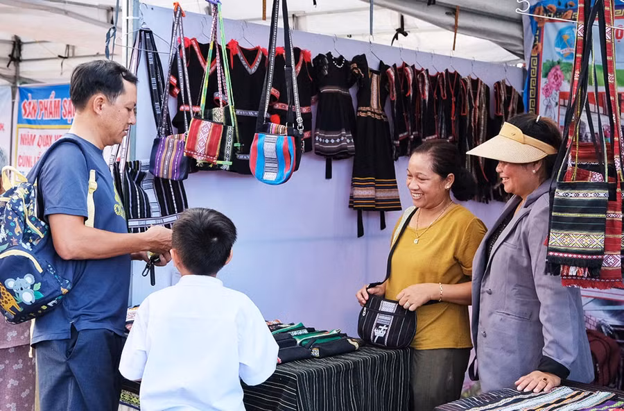 Hỗ trợ phụ nữ khởi nghiệp và chuyển đổi xanh-bg.jpg