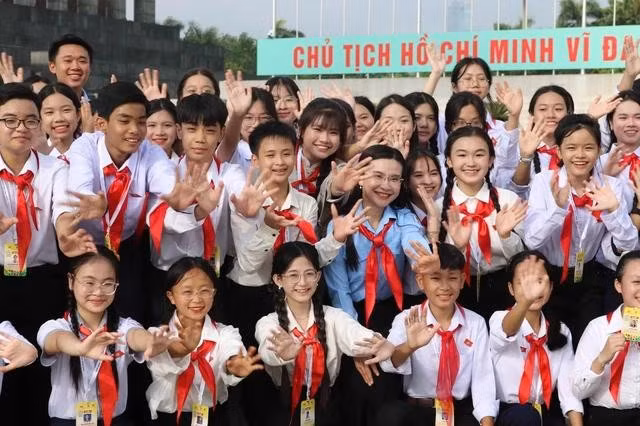 Chị Nguyễn Phạm Duy Trang cùng các đại biểu Phiên họp giả định Quốc hội trẻ em. ẢNH: MINH HIỂN