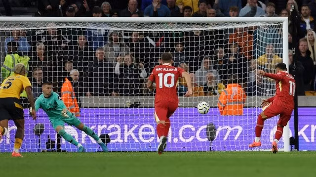 Mohamed Salah ghi bàn từ chấm phạt đền...