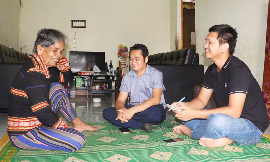 Già làng H'Blâm (bên trái) phấn khởi trước những đổi thay của quê hương-2.jpg