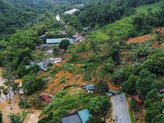 Hiện trường vụ sạt lở nhìn từ trên cao. Ảnh: Công an cung cấp