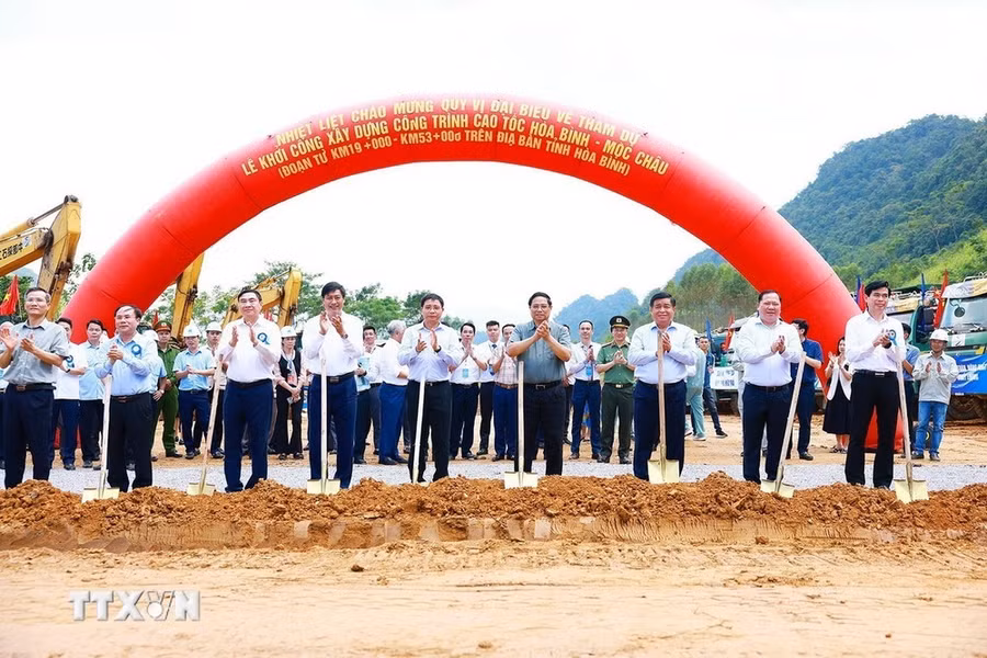 Thủ tướng Phạm Minh Chính và các đại biểu khởi công cao tốc Hòa Bình-Mộc Châu. (Ảnh: Dương Giang/TTXVN)