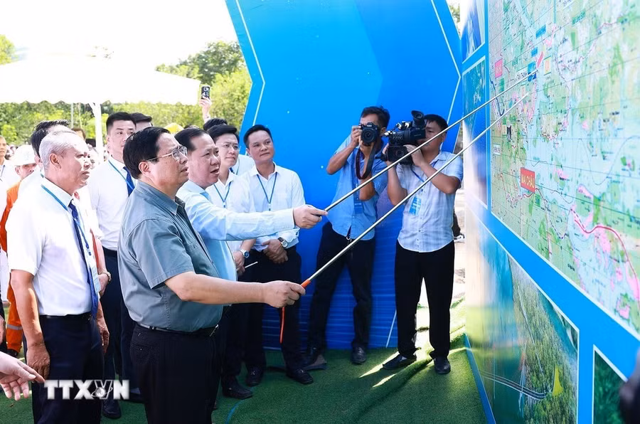 Thủ tướng Phạm Minh Chính kiểm tra hướng tuyến cao tốc Hoà Bình-Mộc Châu. (Ảnh: Dương Giang/TTXVN)