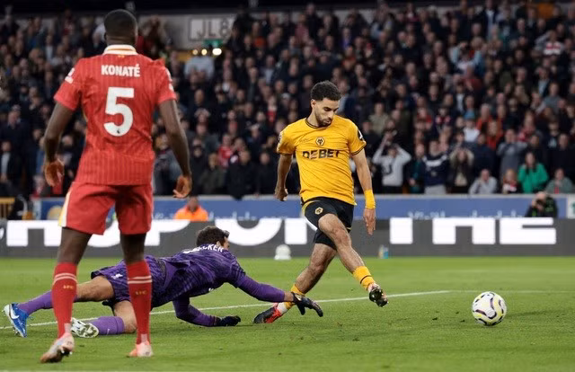 Konate ngỡ ngàng nhìn Ait-Nouri gỡ hòa 1-1