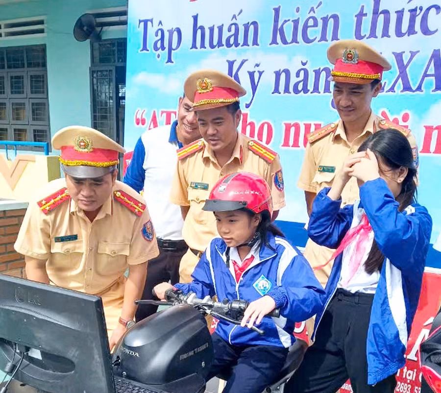 2Lực lượng Cảnh sát giao thông, huyện Đak Pơ hướng dẫn học sinh Trường Tiểu học và THCS Nguyễn Du (xã Xuân An) điều khiển xe an toàn-Ảnh Ngọc Minh.jpg