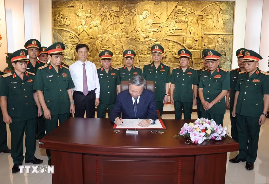 Tổng Bí thư, Chủ tịch nước Tô Lâm ghi sổ lưu niệm truyền thống Tổng cục II, Bộ Quốc phòng. (Ảnh: Trí Dũng/TTXVN)