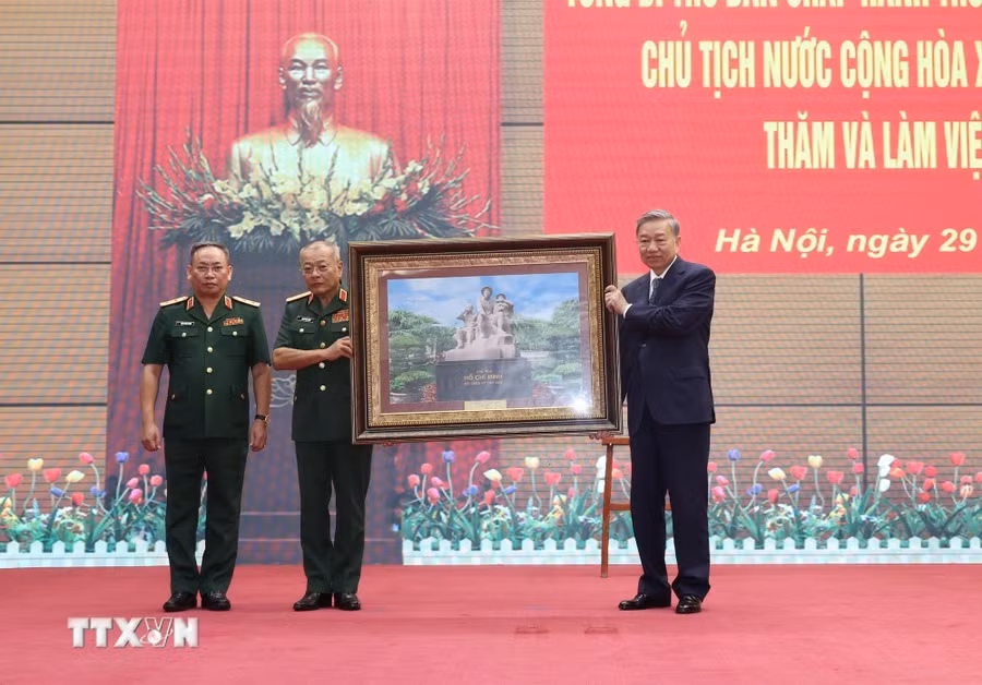 Tổng Bí thư, Chủ tịch nước Tô Lâm tặng bức tranh lưu niệm cho Tổng cục II, Bộ Quốc phòng. (Ảnh: Trí Dũng/TTXVN)