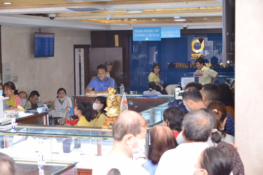 Khách chờ mua vàng tại Công ty SJC ở TP HCM sáng nay, dù giá vàng tăng vọt lên 110-111 triệu đồng/lượng