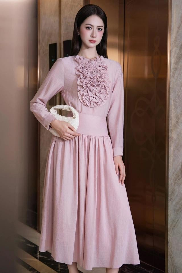 Họa tiết hoa 3D giúp đánh lừa thị giác hiệu quả hơn, nhờ đó nàng tạo nên dấu ấn mặc đẹp và có chất riêng. ẢNH: SIXDO