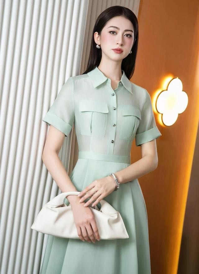 Chất liệu vải tơ trên phom dáng váy sơ mi giúp đa dạng hóa hình ảnh quý cô trong tổng thể chỉn chu tối giản. Màu xanh mint, xanh bơ hay xanh ô liu đang là những sắc xanh xu hướng - sắc độ nhạt và tươi sáng của chúng khiến người mặc tươi tắn và rạng rỡ hơn dưới nắng hè. ẢNH: SIXDO