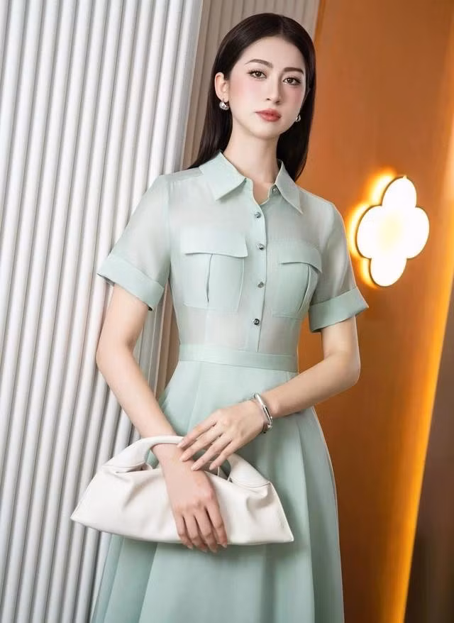 Chất liệu vải tơ trên phom dáng váy sơ mi giúp đa dạng hóa hình ảnh quý cô trong tổng thể chỉn chu tối giản. Màu xanh mint, xanh bơ hay xanh ô liu đang là những sắc xanh xu hướng - sắc độ nhạt và tươi sáng của chúng khiến người mặc tươi tắn và rạng rỡ hơn dưới nắng hè. ẢNH: SIXDO