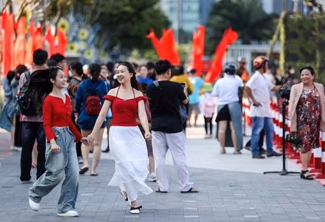 Người dân TP.HCM đang háo hức chờ đón lễ diễu binh, diễu hành ngày 30.4 tới. Ảnh: NHẬT THỊNH