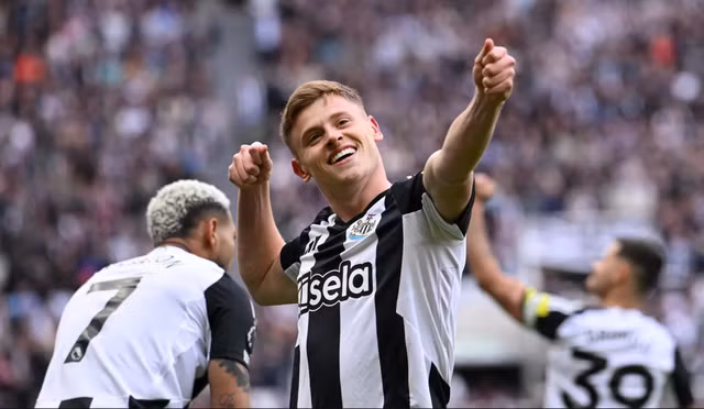 Harvey Barnes lập cú đúp nhấn chìm Man United