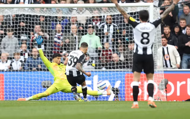 Bruno Guimaraes ấn định chiến thắng 4-1 cho Newcastle trước Man United