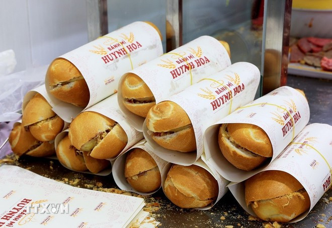 Bánh mỳ kẹp chả, thịt nguội thương hiệu Huynh Hoa. (Ảnh: Hồng Đạt/TTXVN) Bánh mỳ kẹp chả, thịt nguội thương hiệu Huynh Hoa. (Ảnh: Hồng Đạt/TTXVN)