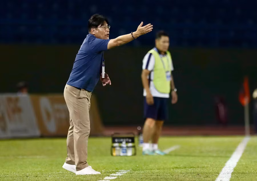 HLV Teguramori Makoto đang tạo ra dấu ấn mạnh mẽ giúp CLB Hà Nội hồi sinh nhanh chóng. Ảnh: Ngọc Linh