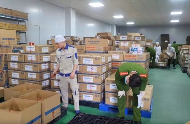 Hàng ngàn sản phẩm sữa bột giả các loại bị thu giữ. ẢNH: CAND