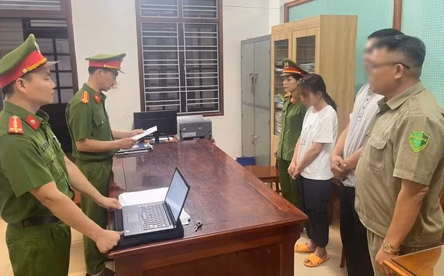 Công an đọc lệnh tạm giữ hình sự đối với bà N.N.U.L