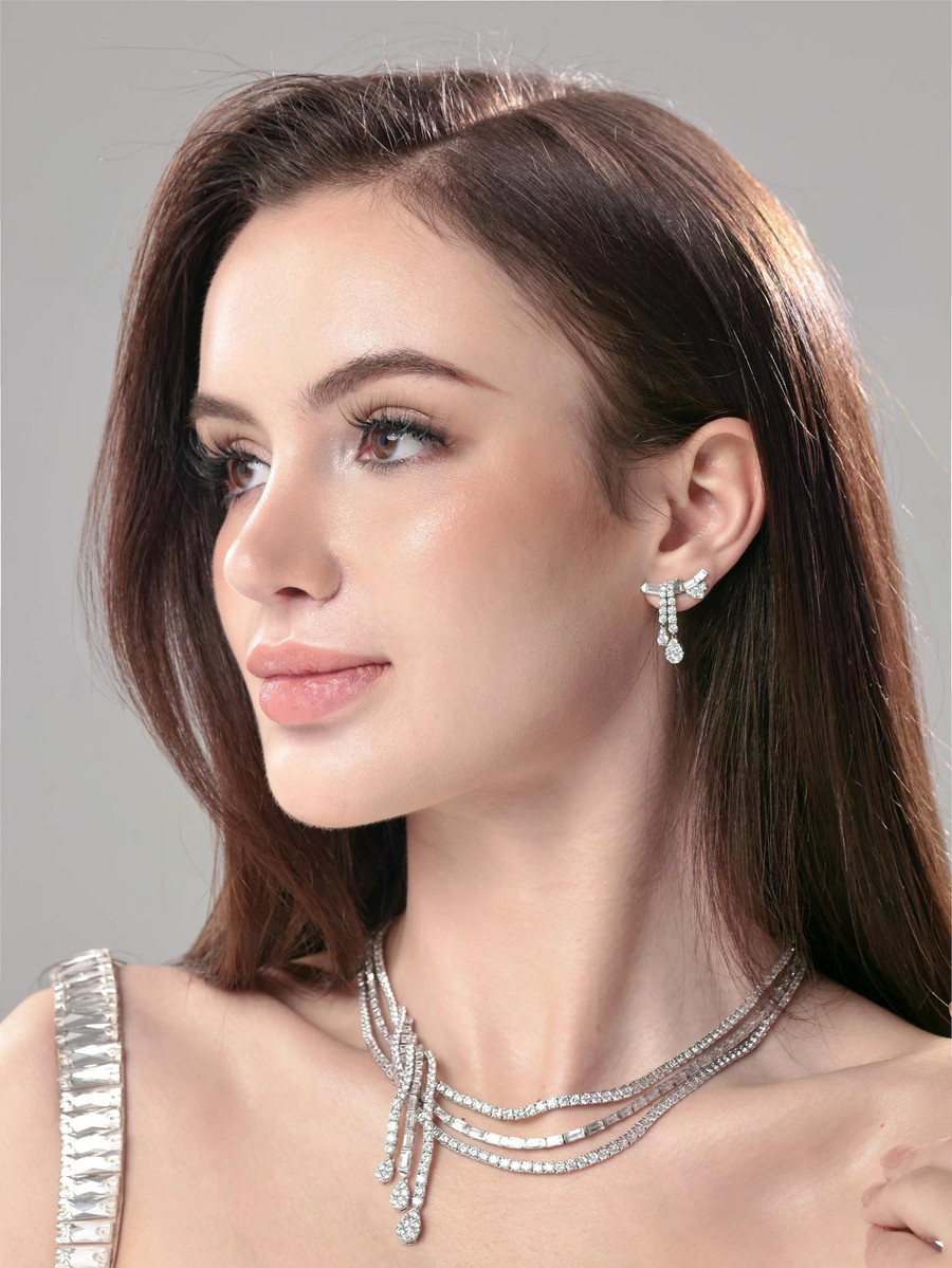 Layanna Robinson tiết lộ đã nâng mũi bằng sụn sinh học, tạo hình cằm, xóa nếp nhăn… trong chuyến trở lại Việt Nam cách đây ít lâu. &quot;Mũi tôi giờ cao và mềm mại, gương mặt trẻ trung hơn nhưng không hề bị cứng đơ. Điều khiến tôi hài lòng nhất là không ai nhận ra tôi đã làm thẩm mỹ, đó chính là nghệ thuật của bác sĩ Việt Nam&quot;, Miss Grand Canada chia sẻ. Bên cạnh đó, nàng hậu đánh giá cao quy trình chăm sóc tận tâm của đội ngũ y tế, thẩm mỹ ở giai đoạn hậu phẫu. ẢNH: VIVIAN