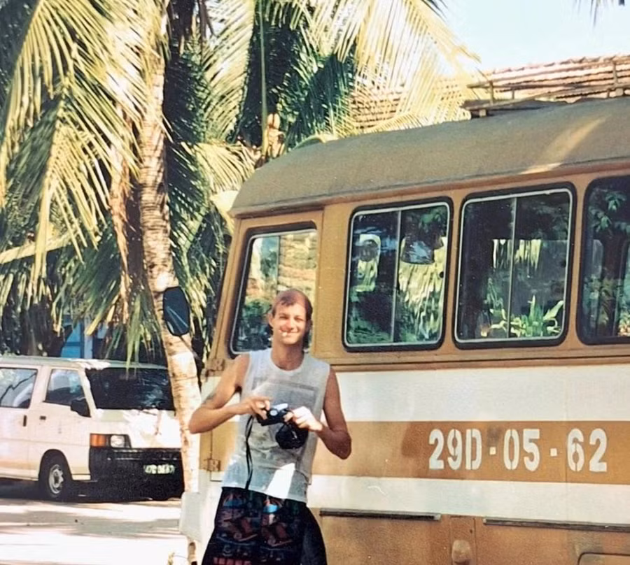Simon O'Reilley đứng bên xe khách chuẩn bị đi Hà Nội vào năm 1994