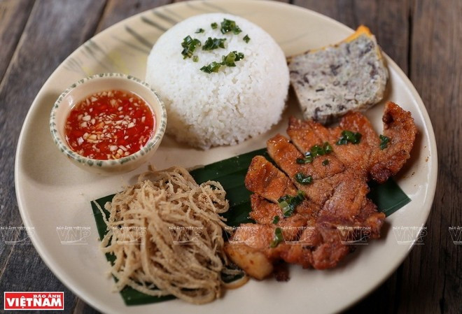 Cơm tấm Sài Gòn là một trong 10 món du khách không nên bỏ lỡ khi đến Thành phố Hồ Chí Minh. (Nguồn: Báo ảnh Việt Nam) Cơm tấm Sài Gòn là một trong 10 món du khách không nên bỏ lỡ khi đến Thành phố Hồ Chí Minh. (Nguồn: Báo ảnh Việt Nam)