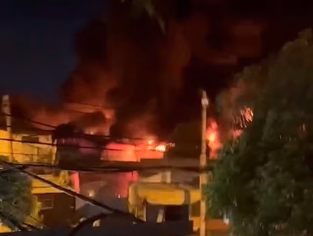 Khói lửa bùng lên dữ dội.