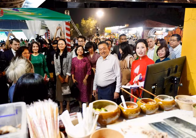 Chủ tịch UBND TP Hà Nội Trần Sỹ Thanh cùng các đại biểu tham quan các gian hàng. Ảnh: Viết Thành