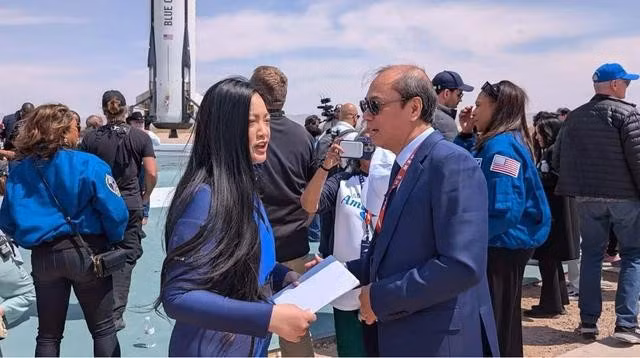 Đại sứ Việt Nam tại Mỹ Nguyễn Quốc Dũng trao thư của Chủ tịch nước cho chị Amanda Nguyễn. ẢNH: UBNVONN