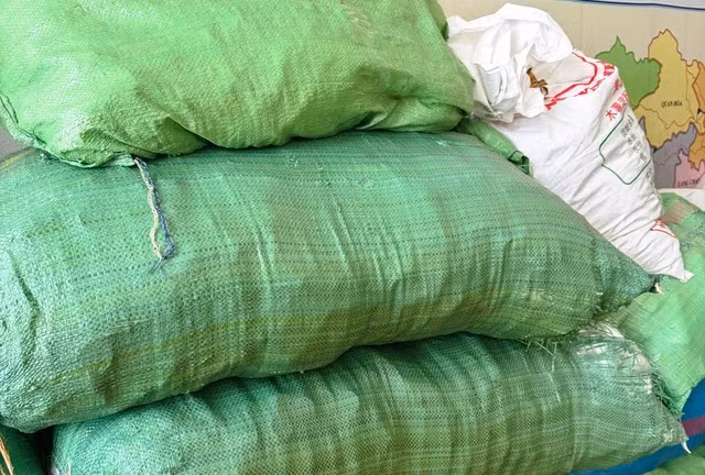 Nguyên liệu sản xuất thuốc được chất hàng bao tải