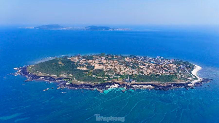 Nằm cách đảo Lý Sơn (đảo Lớn) chừng 3 hải lý về phía Tây Bắc, đảo Bé (hay còn gọi là đảo An Bình) có diện tích chừng 0,69km2. Trên đảo có khoảng 100 hộ dân với hơn 400 nhân khẩu sinh sống. Ảnh: Nguyễn Ngọc.