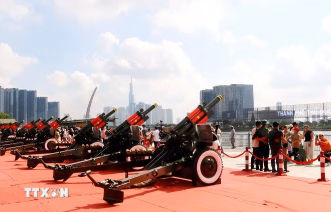 Dàn đại bác gồm 15 khẩu pháo lễ 105mm của Lữ đoàn 96, Binh chủng pháo binh tại công viên Bến Bạch Đằng, Quận 1, Thành phố Hồ Chí Minh chuẩn bị bắn chào mừng đại lễ 30/4. (Ảnh: Thanh Vũ/TTXVN)
