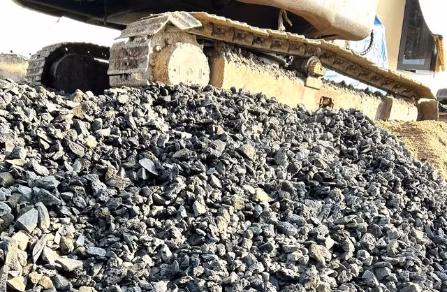 Đá được đơn vị thi công tập kết để làm đường hẻm 57 Nguyễn Viết Xuân