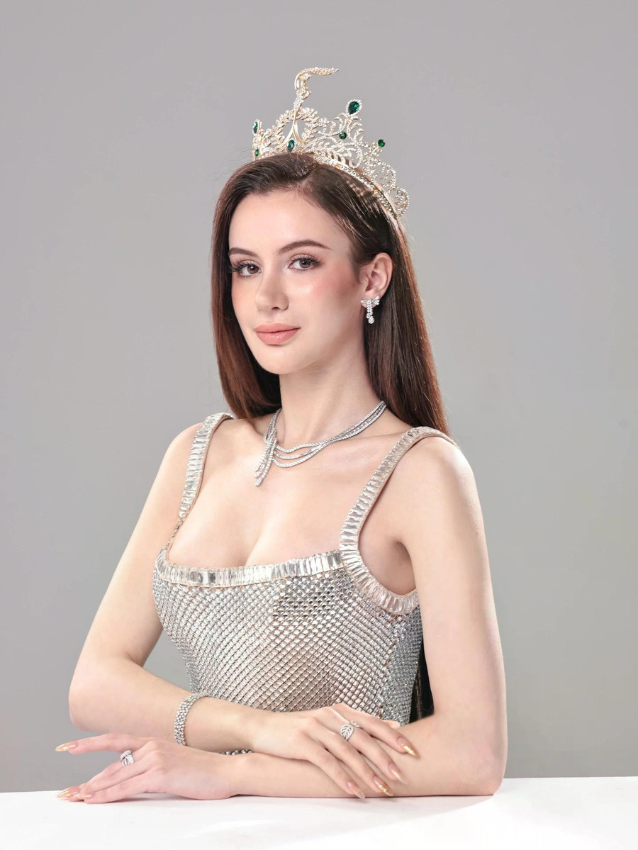 Layanna Robinson, 27 tuổi, đến từ Victoria (British Columbia, Canada). Trước khi đăng quang Miss Grand Canada 2025, cô từng giành danh hiệu Miss Earth Canada 2023 và đại diện quê nhà tham dự Miss Earth 2023 tổ chức tại Việt Nam. . ẢNH: VIVIAN