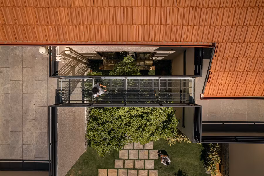 Kiến trúc khuyến khích sự chuyển động linh hoạt giữa bên trong và bên ngoài, cho phép người ở cảm nhận trọn vẹn những biến chuyển tinh tế của cảnh quan - từ buổi sớm sương mù đến buổi chiều ngập nắng.