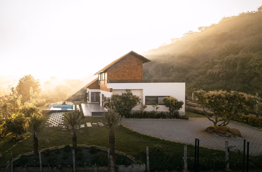 Các giải pháp thiết kế bị động như thông gió chéo, sân trong có bóng râm, định hướng nhà hợp lý,... giúp cho công trình thích nghi với khí hậu nóng khô, tăng cường sự thoải mái cho không gian sống mà không tiêu tốn quá nhiều năng lượng.