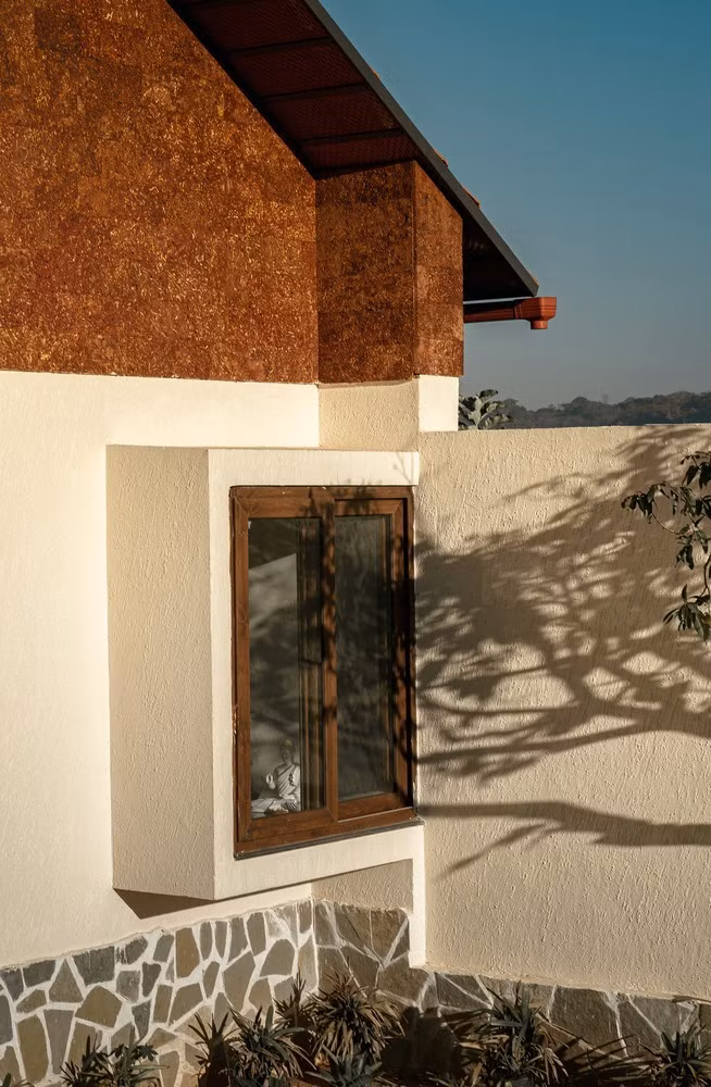 Ngôi nhà được bố trí theo trục Đông - Tây, mở rộng về phía Bắc với tầm nhìn không giới hạn ra hồ bơi - điểm nhấn yên bình có thể tiếp cận dễ dàng từ tất cả các không gian chung.