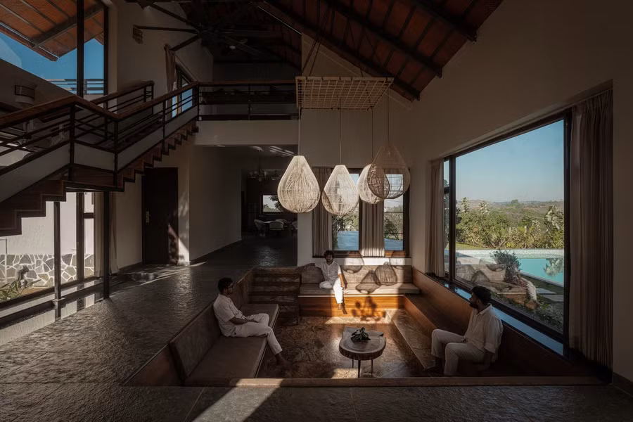 Ở trung tâm là sảnh chính, kết nối với phòng khách, bếp và phòng ăn theo một trục duy nhất, không bị chia cắt bởi các bức tường, tạo nên cảm giác chiều sâu và sự mở rộng không gian.