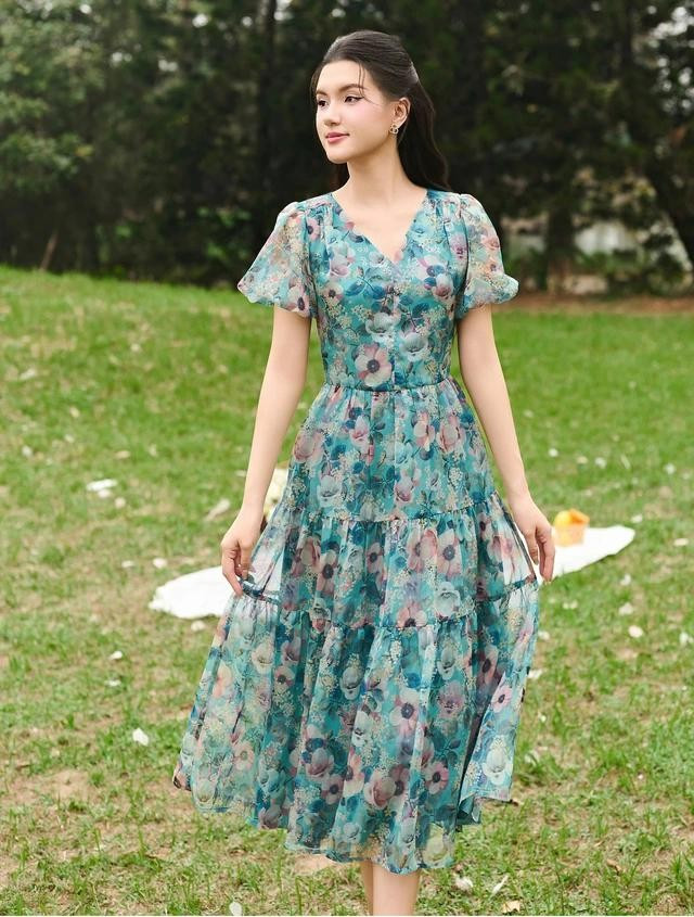 Quý cô có thể diện váy hoa đi làm công sở, dạo phố, đi chơi cuối tuần hay bất cứ khi nào có cảm hứng mặc đẹp. ẢNH: ORCHID