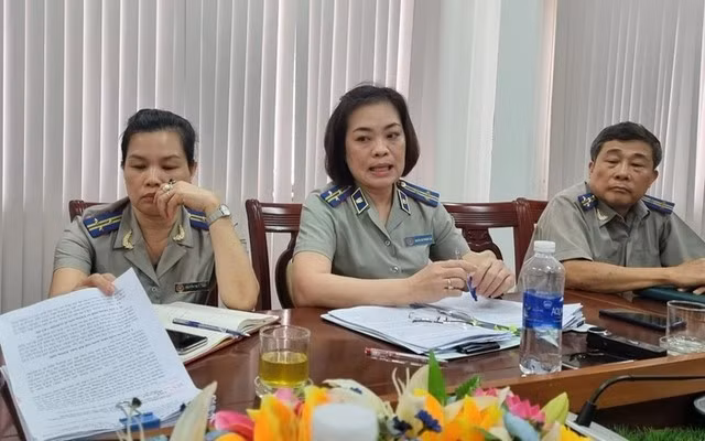 Bà Nguyễn Thị Phương Lan - Chi cục trưởng Chi cục THADS TP Đồng Hới (giữa) trong một lần trả lời báo chí