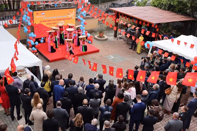 Các tiết mục hát Quan họ, múa nón của các thành viên Hiệp hội “Nhịp cầu Văn hóa Italia-Việt Nam.” (Ảnh: Dương Hoa/TTXVN)