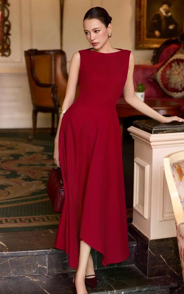 Gam màu đỏ đô/đỏ rượu luôn &quot;hot&quot; trong các bữa tiệc, các buổi gặp gỡ đông người vì nổi bật và thu hút. Một chiếc váy dáng dài màu đỏ đô là đủ để quý cô trở thành tâm điểm sportlight dù layout trang điểm, làm tóc hay phụ kiện đều tối giản và nhỏ nhắn. ẢNH: MAYBI