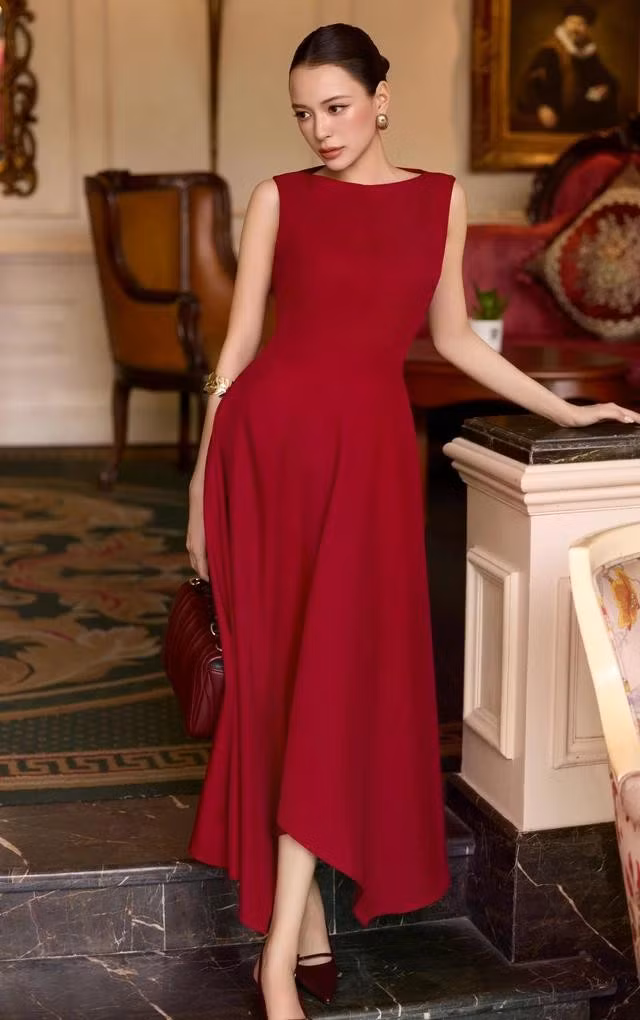 Gam màu đỏ đô/đỏ rượu luôn "hot" trong các bữa tiệc, các buổi gặp gỡ đông người vì nổi bật và thu hút. Một chiếc váy dáng dài màu đỏ đô là đủ để quý cô trở thành tâm điểm sportlight dù layout trang điểm, làm tóc hay phụ kiện đều tối giản và nhỏ nhắn. ẢNH: MAYBI