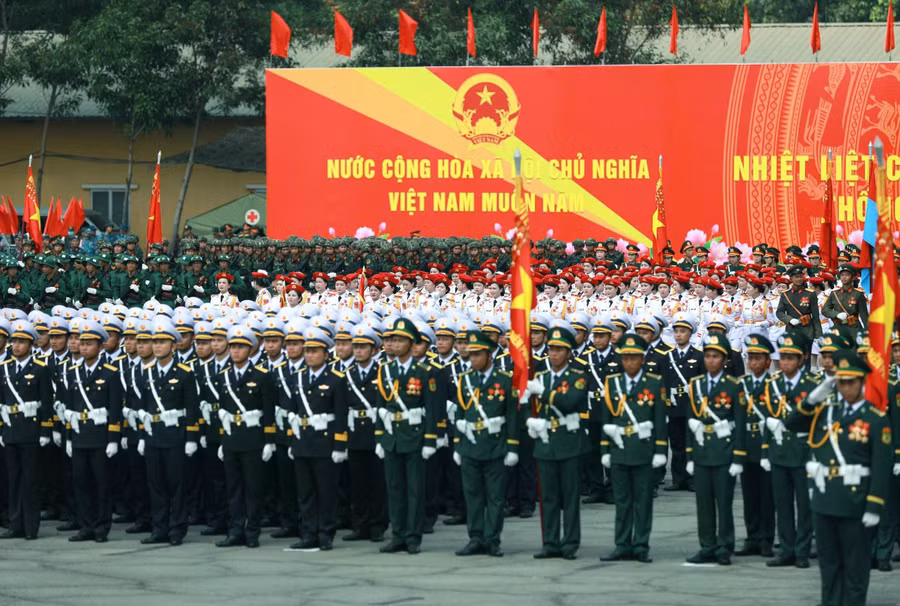 Lễ diễu binh, diễu hành chưa từng có trong lịch sử được coi là 'thỏi nam châm' hút khách đến TP.HCM lễ 30.4 này. ẢNH: NGỌC DƯƠNG