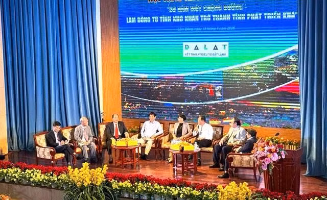 Lãnh đạo tỉnh Lâm Đồng cùng các chuyên gia tại Hội thảo khoa học "50 năm một chặng đường - Lâm Đồng từ tỉnh khó khăn trở thành tỉnh phát triển khá". ẢNH: L.V